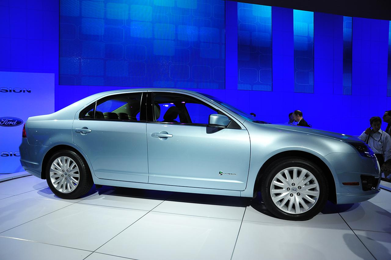 Illustration for article titled 2010 Ford Fusion Pricing Starts Under $19,300, Hybrid At $27,270